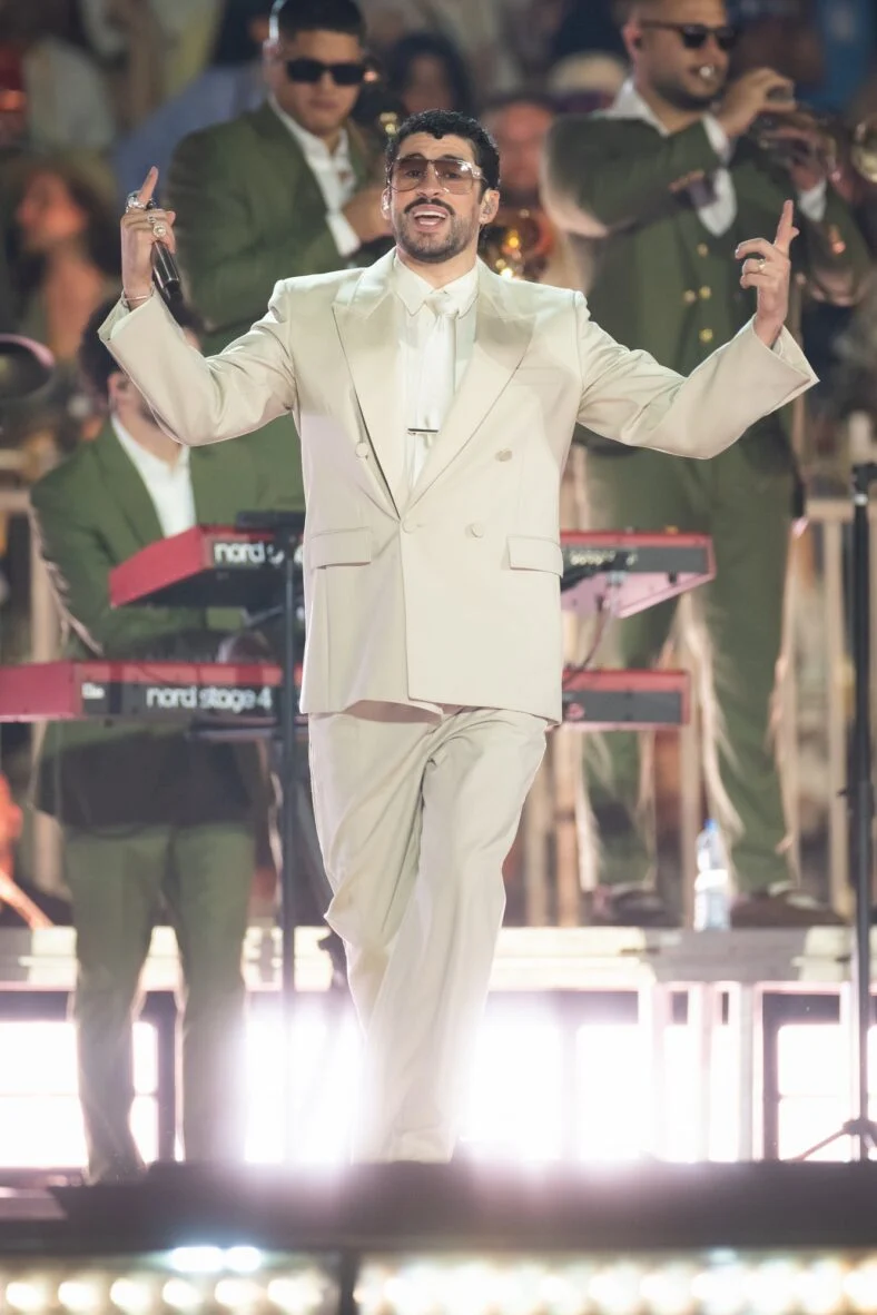 Bad Bunny se apresenta no palco da parada da turnê em Dusseldorff