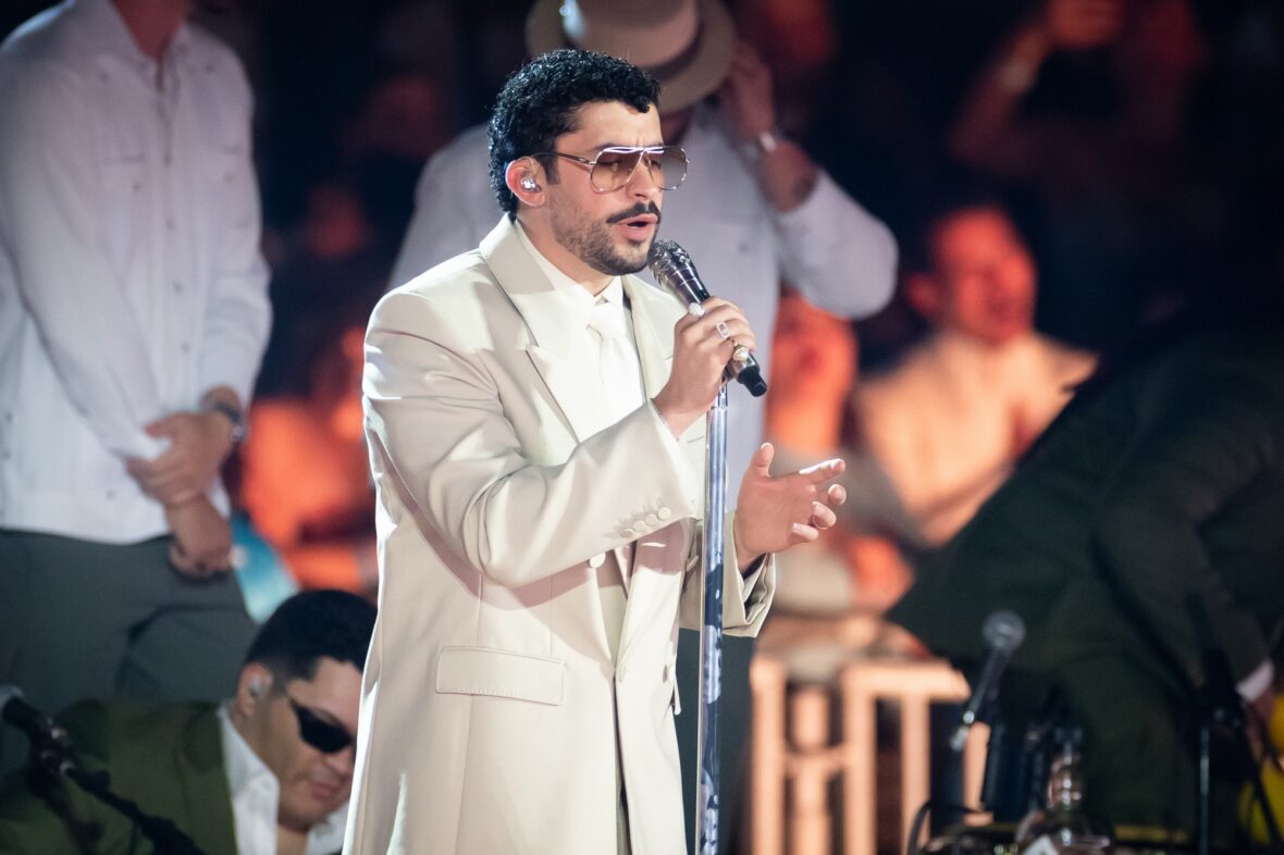 Bad Bunny se apresenta no palco da parada da turnê em Dusseldorff