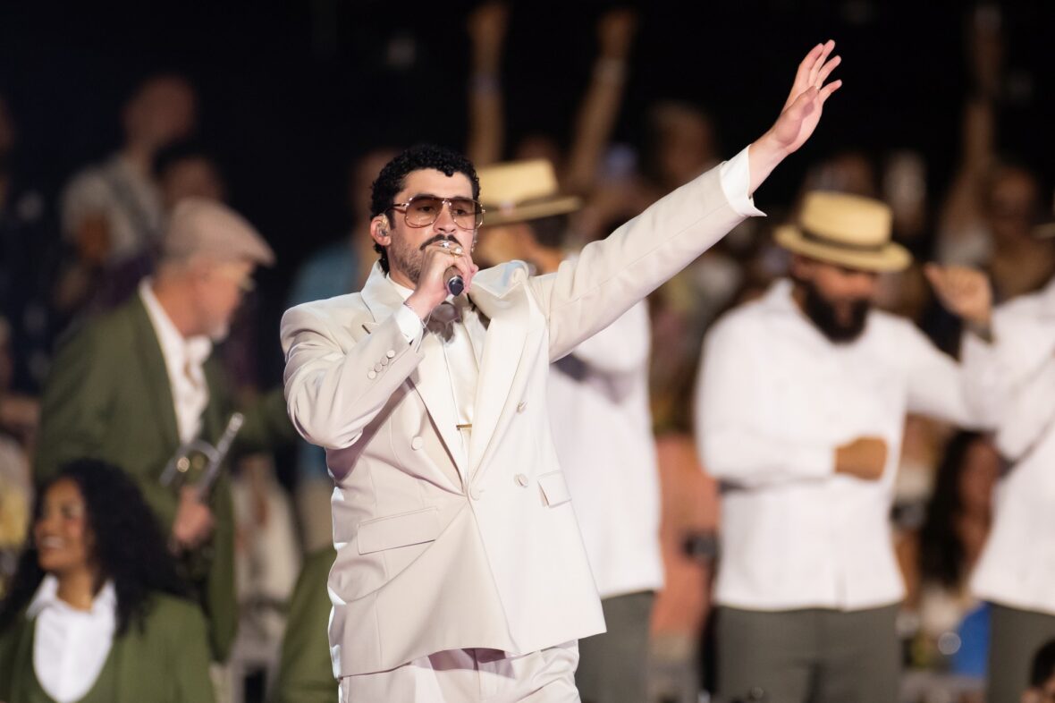 Bad Bunny se apresenta no palco da parada da turnê em Dusseldorff