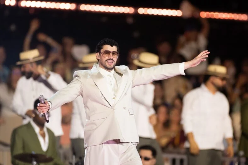 Bad Bunny se apresenta no palco da parada da turnê em Dusseldorff