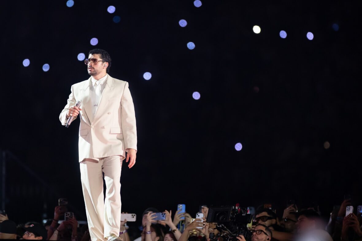 Bad Bunny se apresenta no palco da parada da turnê em Dusseldorff