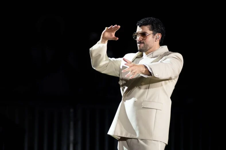 Bad Bunny se apresenta no palco da parada da turnê em Dusseldorf