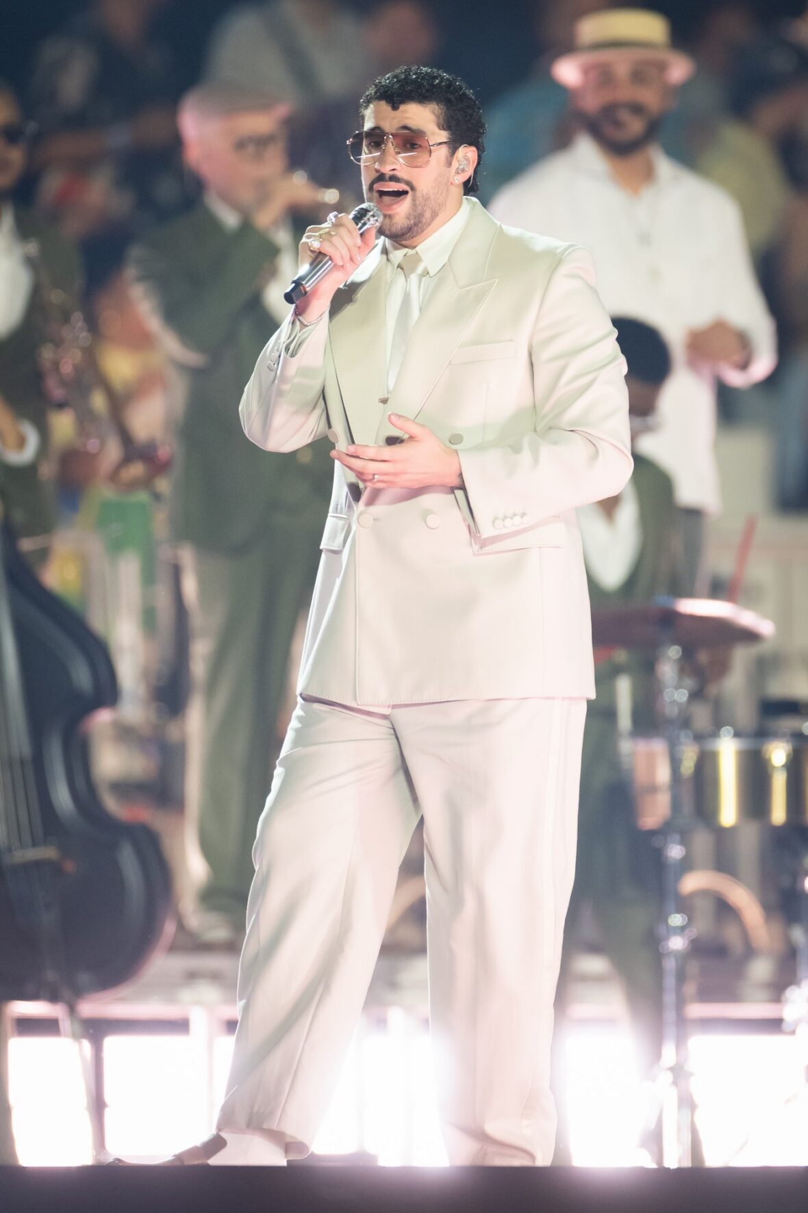 Bad Bunny se apresenta no palco da parada da turnê em Dusseldorff