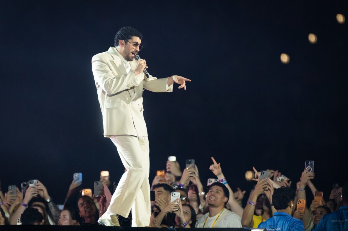 Bad Bunny se apresenta no palco da parada da turnê em Dusseldorff