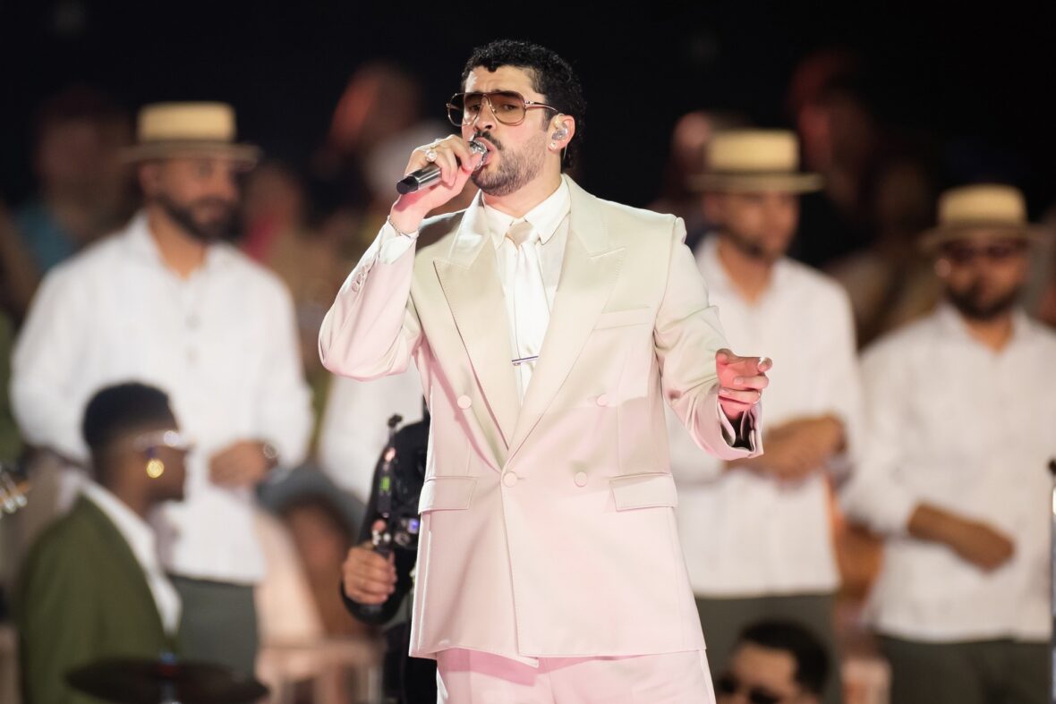 Bad Bunny se apresenta no palco da parada da turnê em Dusseldorff