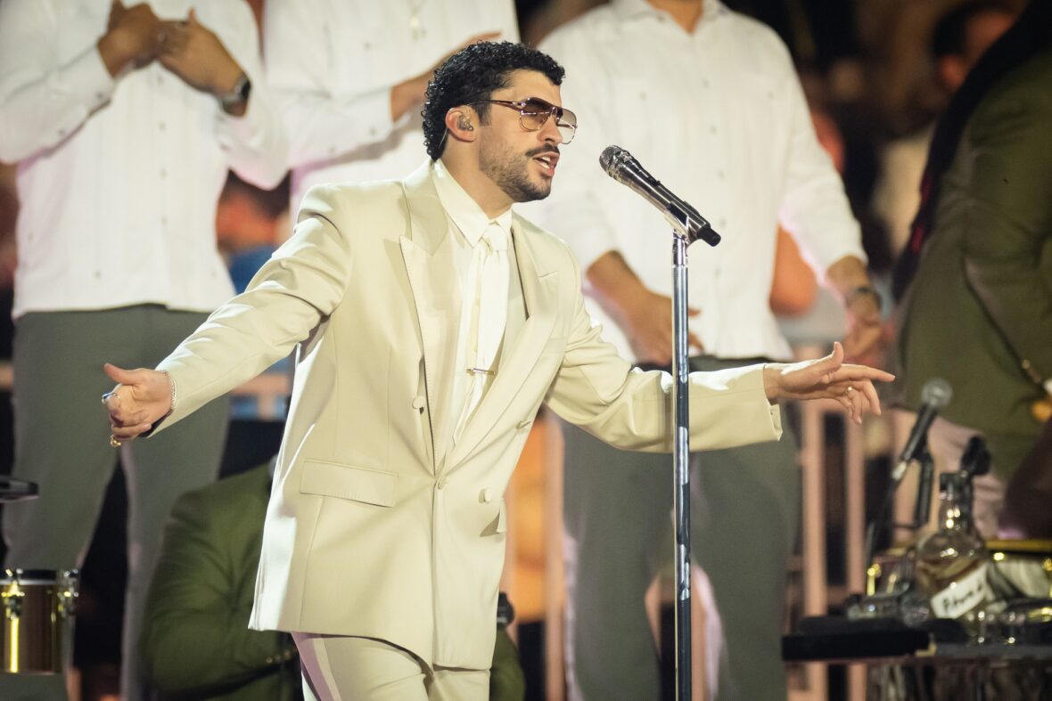 Bad Bunny se apresenta no palco da parada da turnê em Dusseldorff