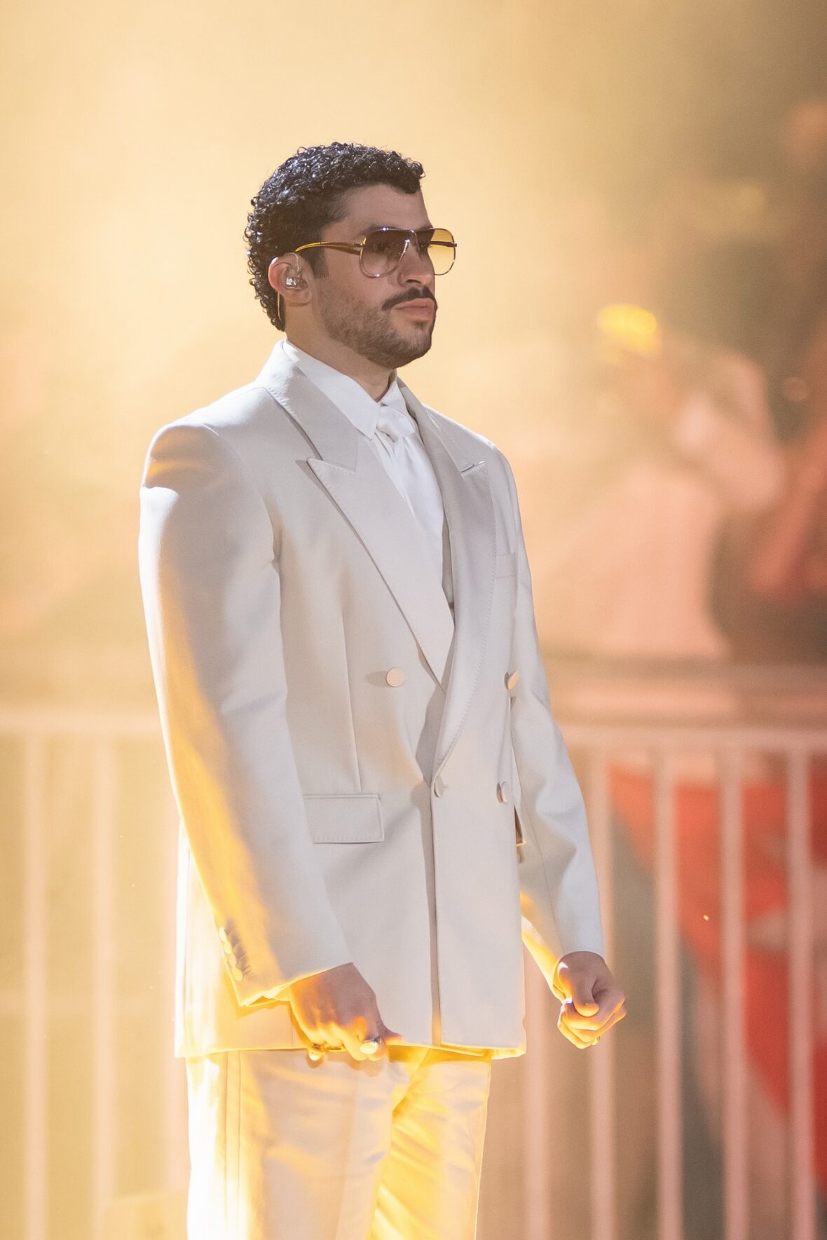 Bad Bunny se apresenta no palco da parada da turnê em Dusseldorff