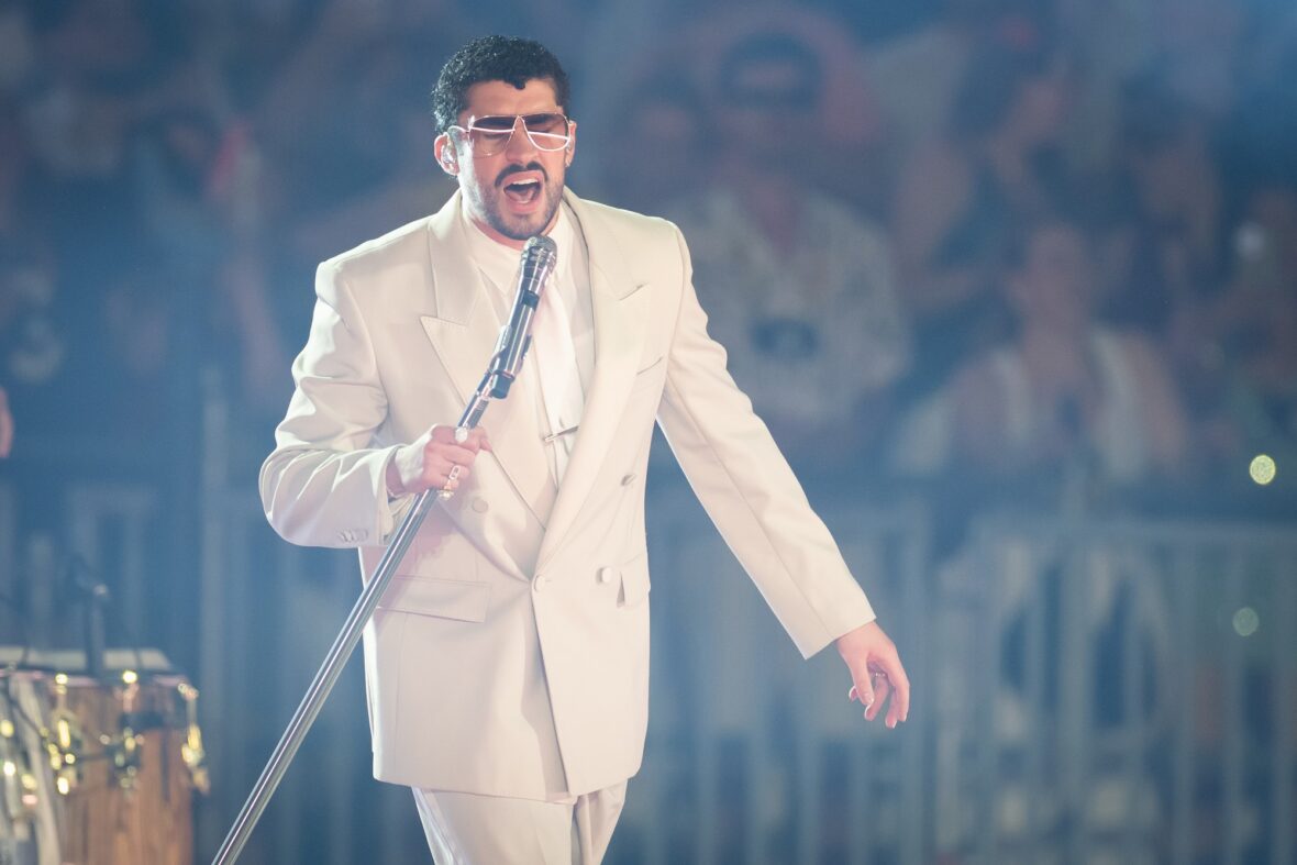 Bad Bunny se apresenta no palco da parada da turnê em Dusseldorff
