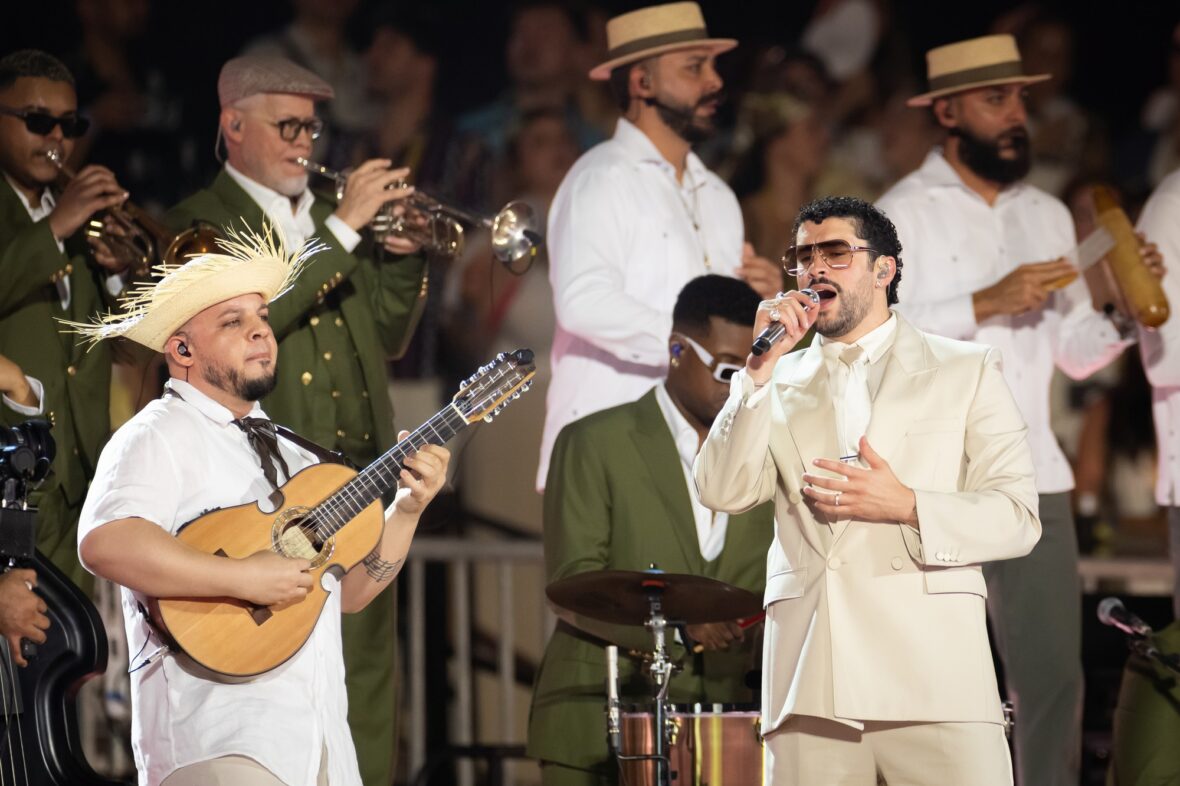 Bad Bunny se apresenta no palco da parada da turnê em Dusseldorff