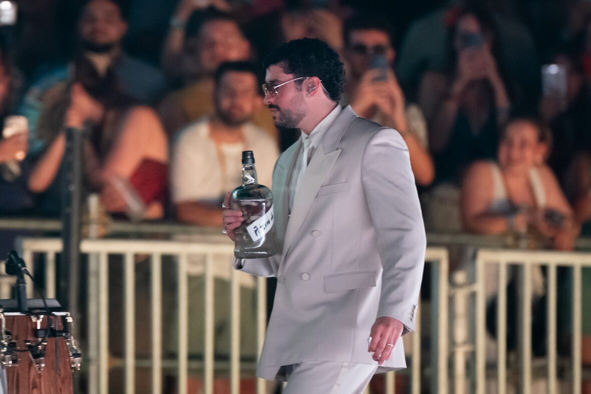 Bad Bunny se apresenta no palco da parada da turnê em Dusseldorff
