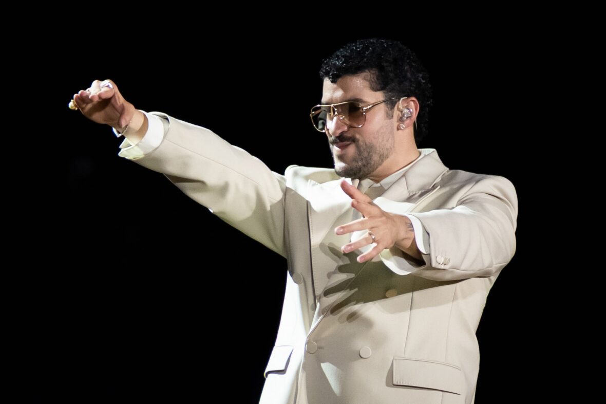 Bad Bunny se apresenta no palco da parada da turnê em Dusseldorff
