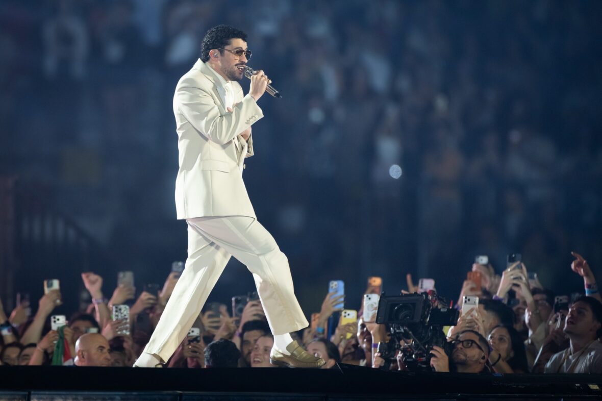 Bad Bunny se apresenta no palco da parada da turnê em Dusseldorff