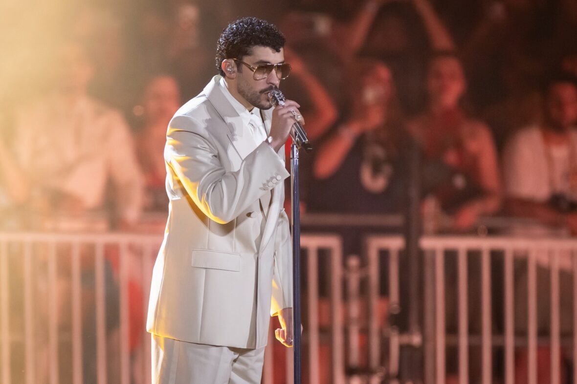 Bad Bunny se apresenta no palco da parada da turnê em Dusseldorff
