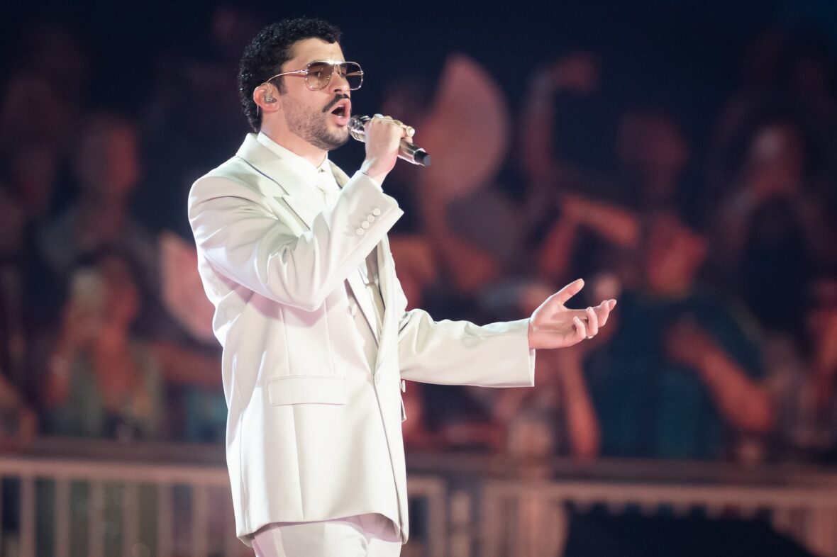 Bad Bunny se apresenta no palco da parada da turnê em Dusseldorff