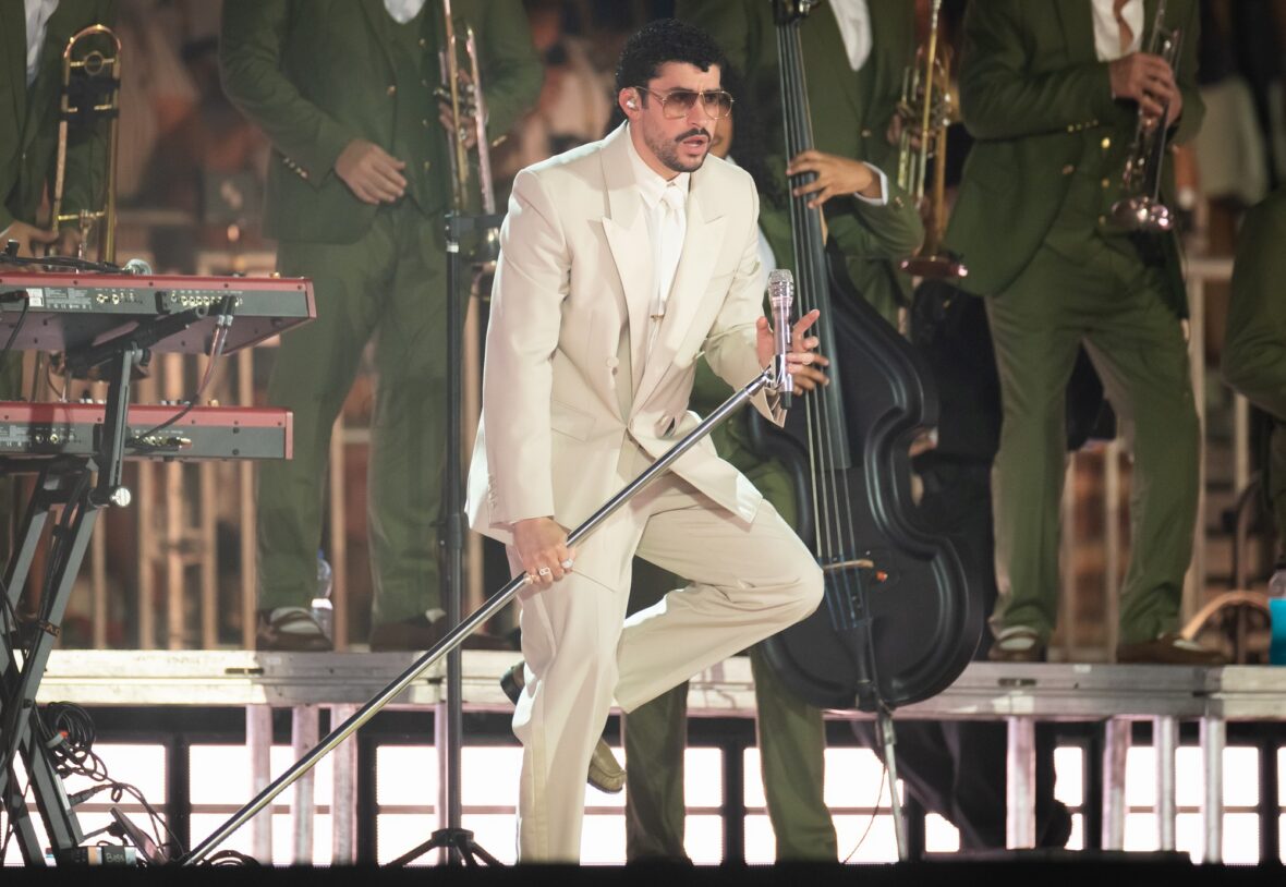 Bad Bunny se apresenta no palco da parada da turnê em Dusseldorff