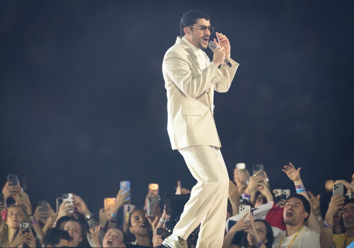 Bad Bunny se apresenta no palco da parada da turnê em Dusseldorff