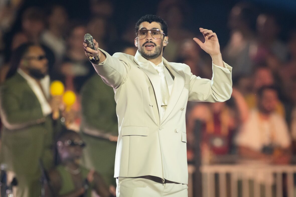Bad Bunny se apresenta no palco da parada da turnê em Dusseldorff