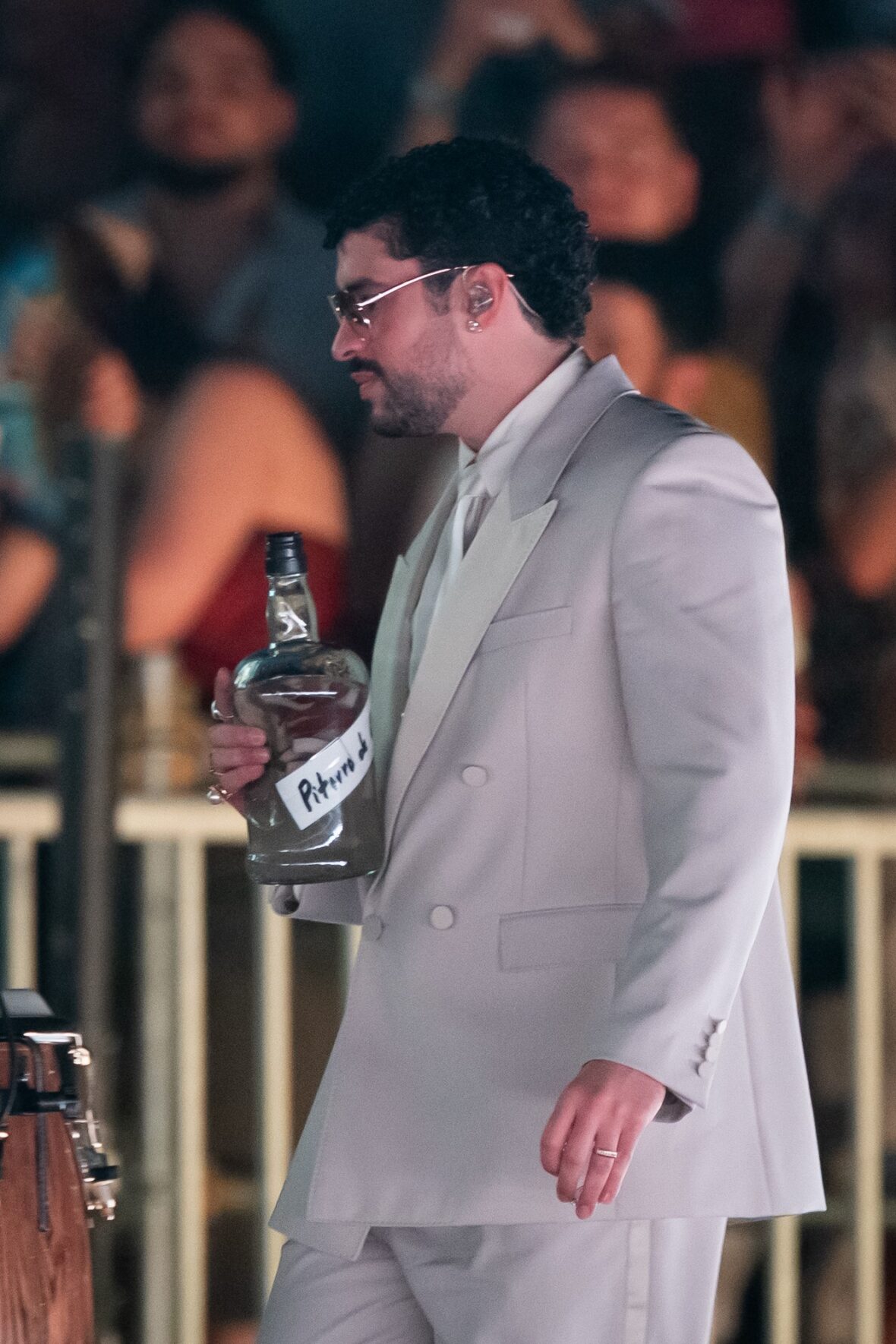 Bad Bunny se apresenta no palco da parada da turnê em Dusseldorff