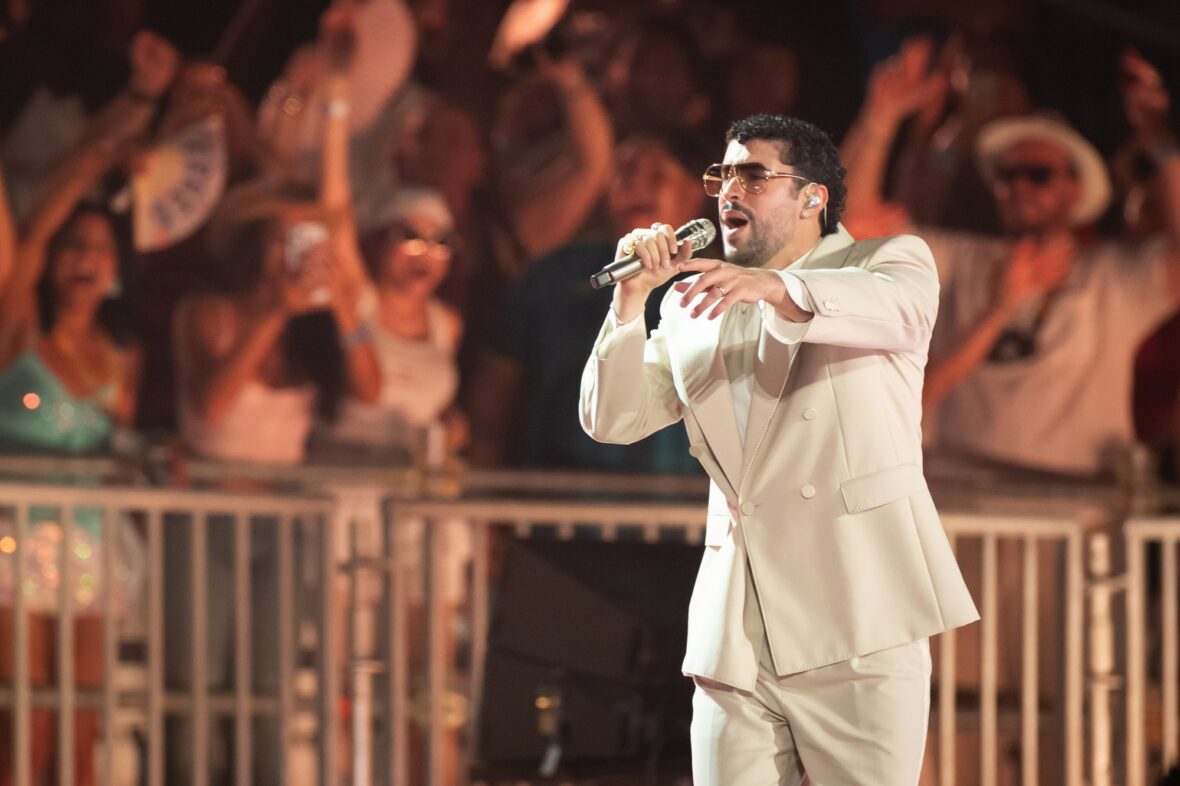 Bad Bunny se apresenta no palco da parada da turnê em Dusseldorff