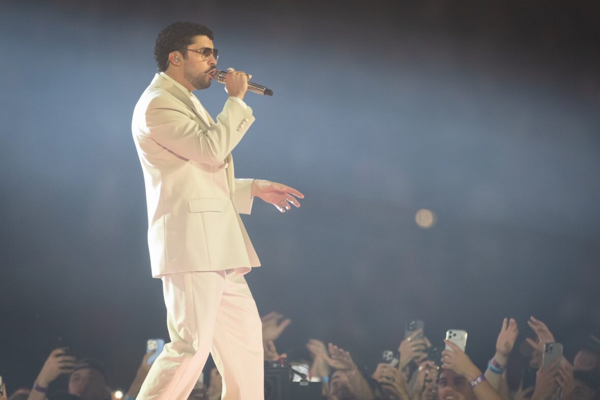 Bad Bunny se apresenta no palco da parada da turnê em Dusseldorff