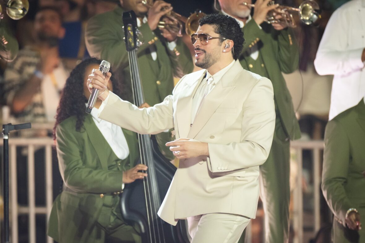 Bad Bunny se apresenta no palco da parada da turnê em Dusseldorff