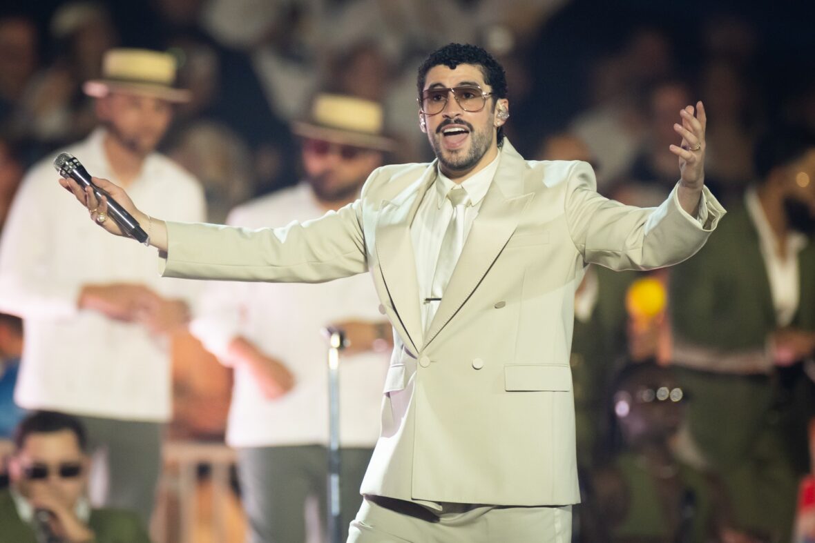 Bad Bunny se apresenta no palco da parada da turnê em Dusseldorff