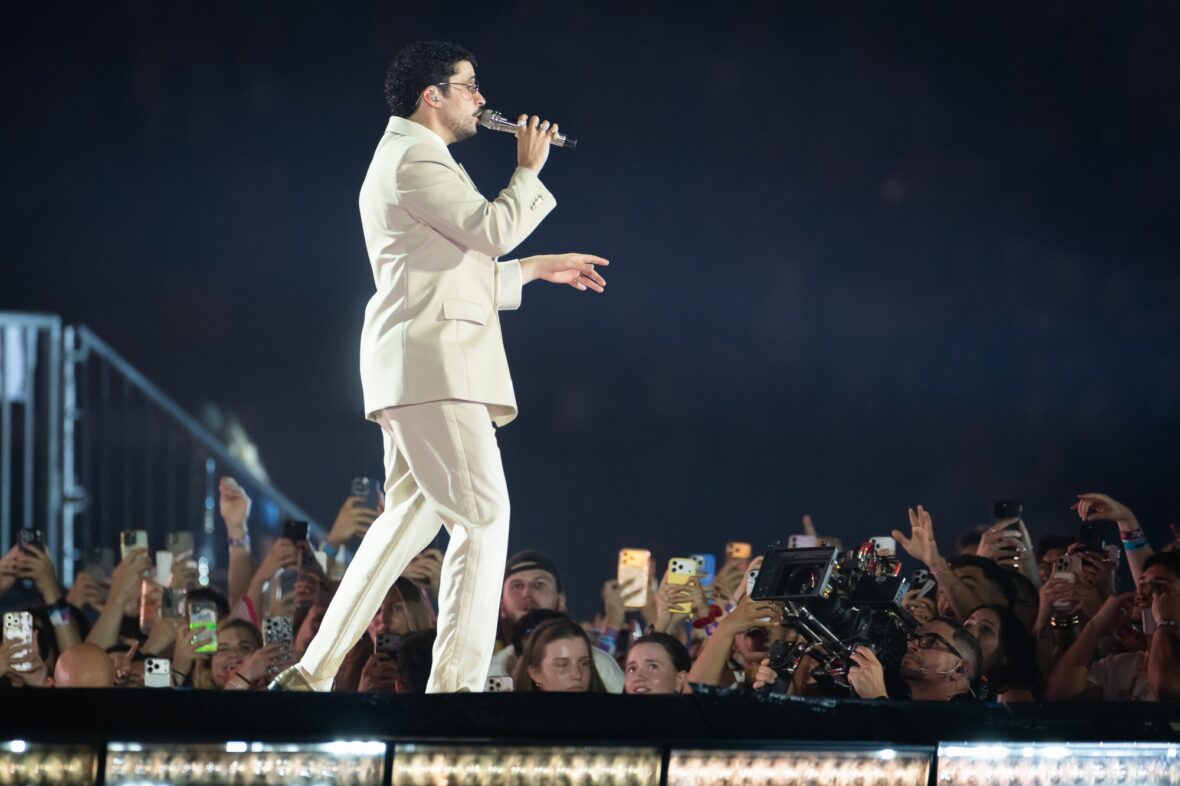 Bad Bunny se apresenta no palco da parada da turnê em Dusseldorff