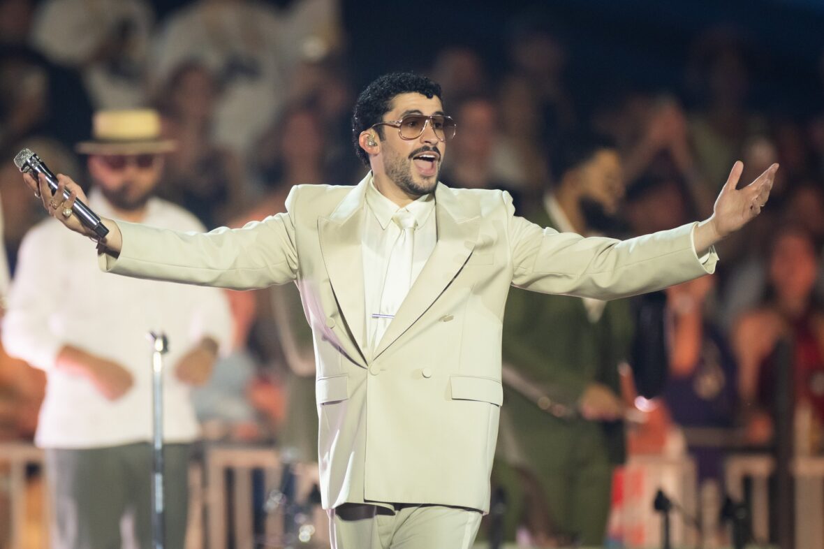 Bad Bunny se apresenta no palco da parada da turnê em Dusseldorff