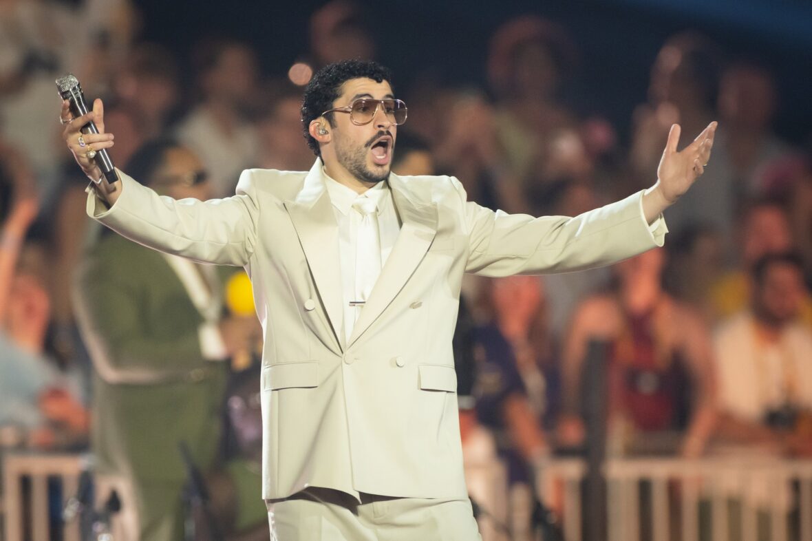 Bad Bunny se apresenta no palco da parada da turnê em Dusseldorff