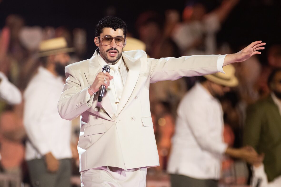 Bad Bunny se apresenta no palco da parada da turnê em Dusseldorff