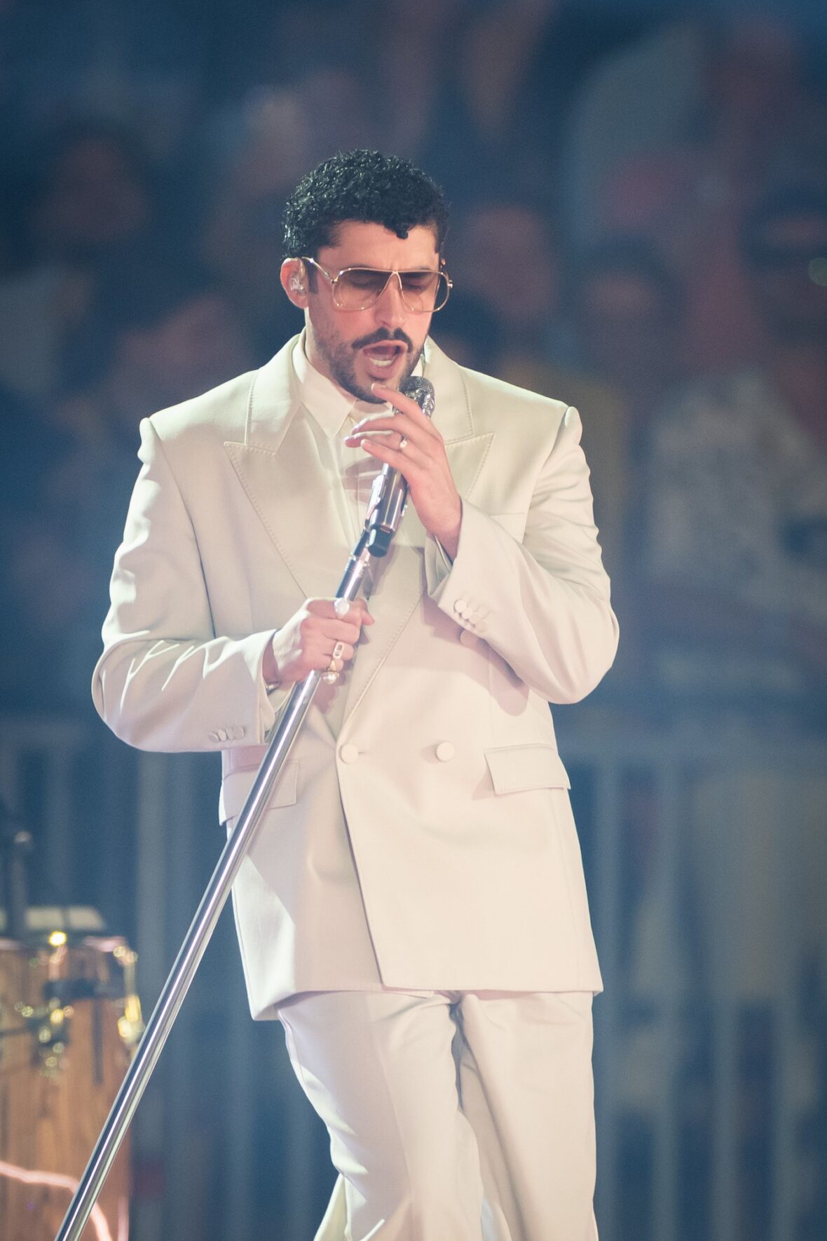 Bad Bunny se apresenta no palco da parada da turnê em Dusseldorff