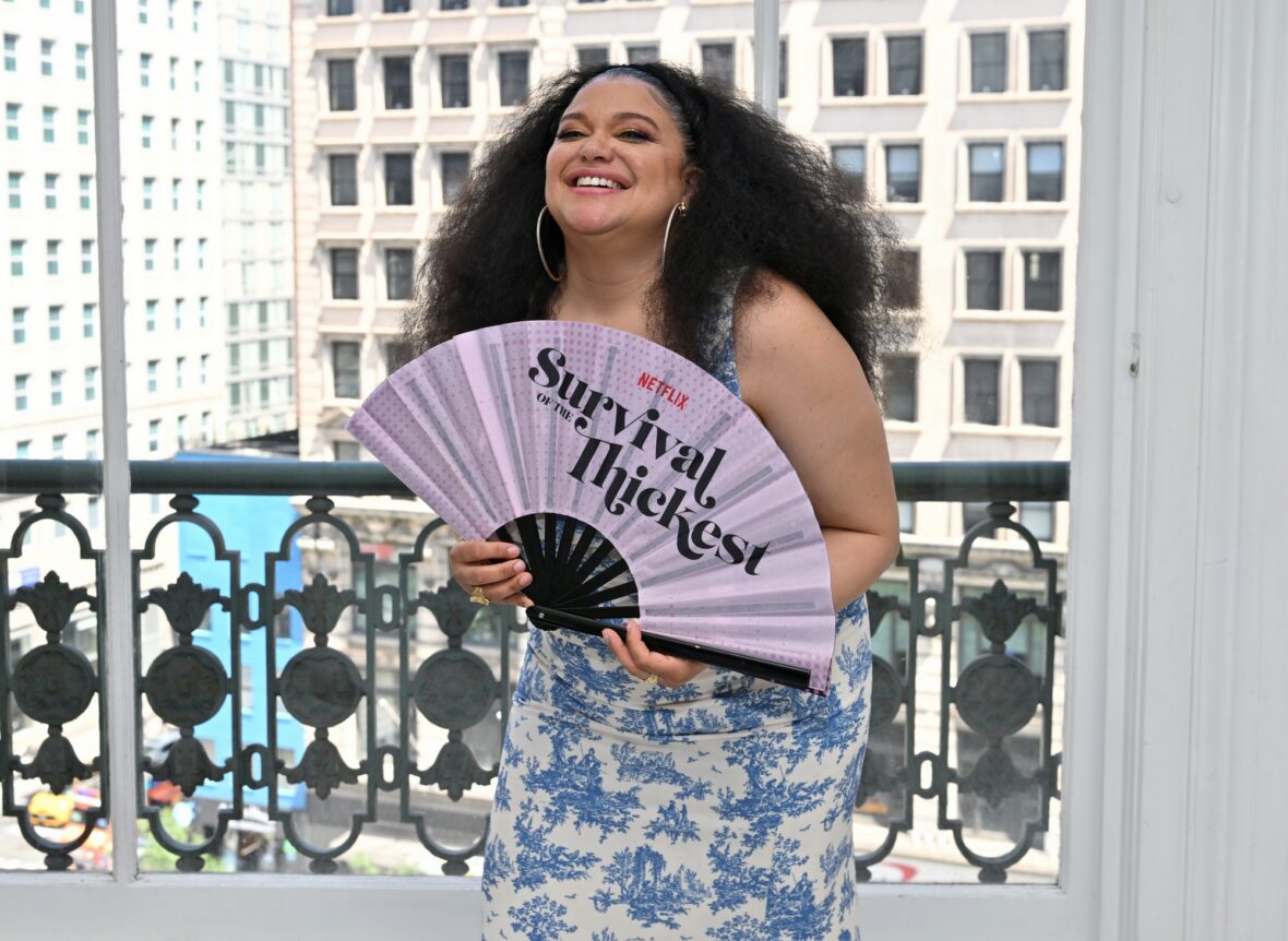 Michelle Buteau posa com uma fã no brunch drag do NYC Pride