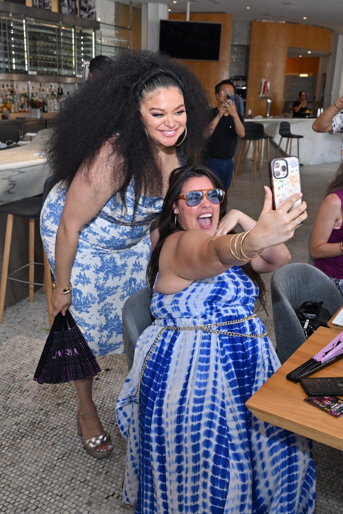 Michelle Buteau tira selfie com um fã no brunch drag do NYC Pride