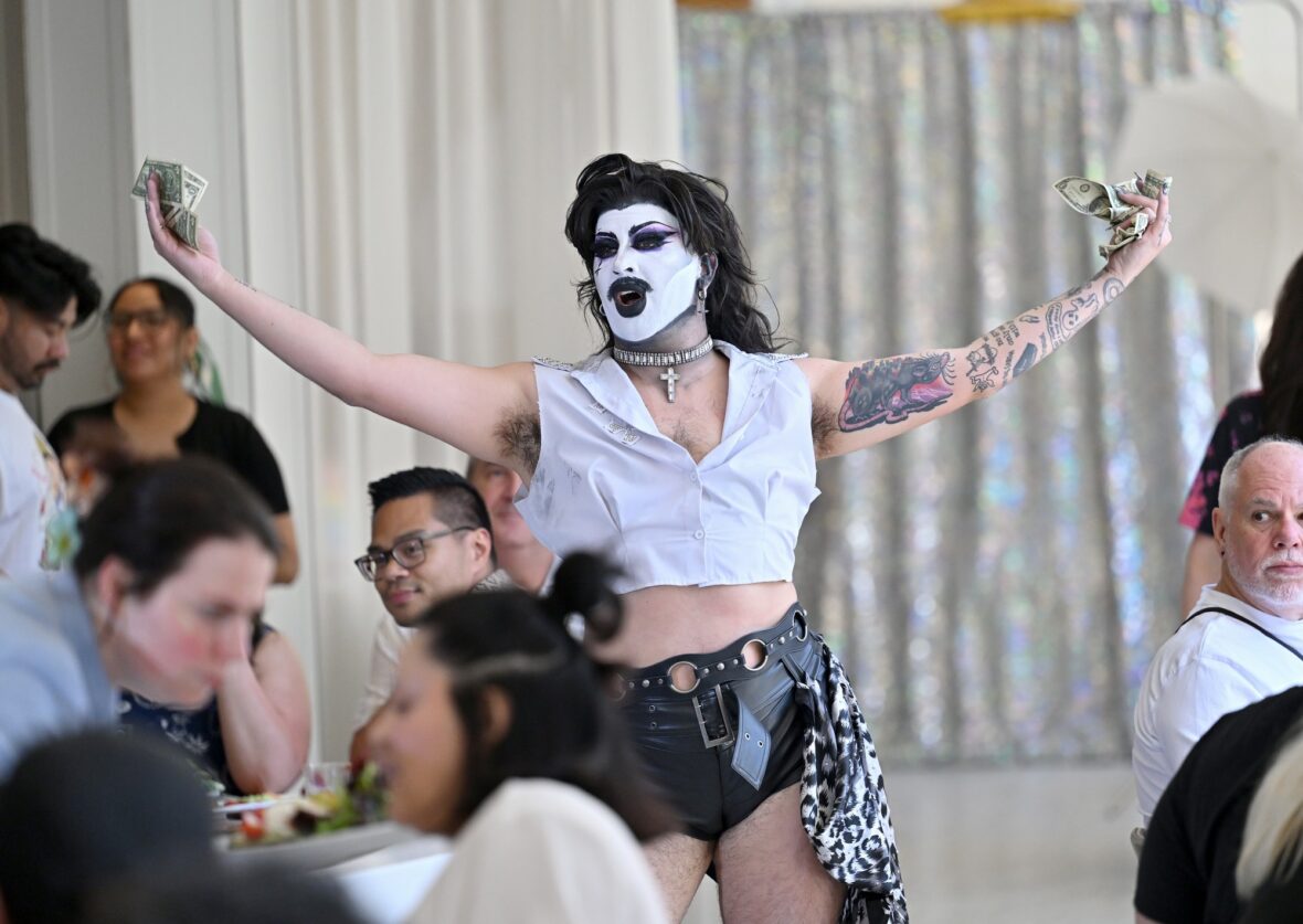 ShowPonii se apresenta no brunch drag do NYC Pride