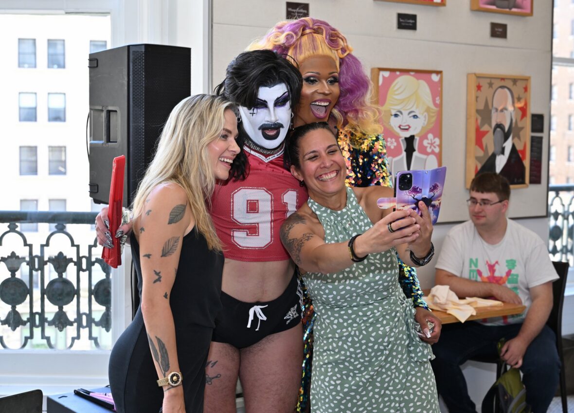 ShowPonii e Peppermint posam para uma selfie com os fãs no NYC Pride drag brunch