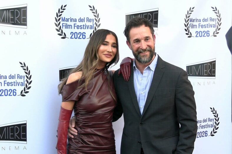 Auden e Noah Wyle posam juntos na estreia de seu novo filme, The Vanishing Tour