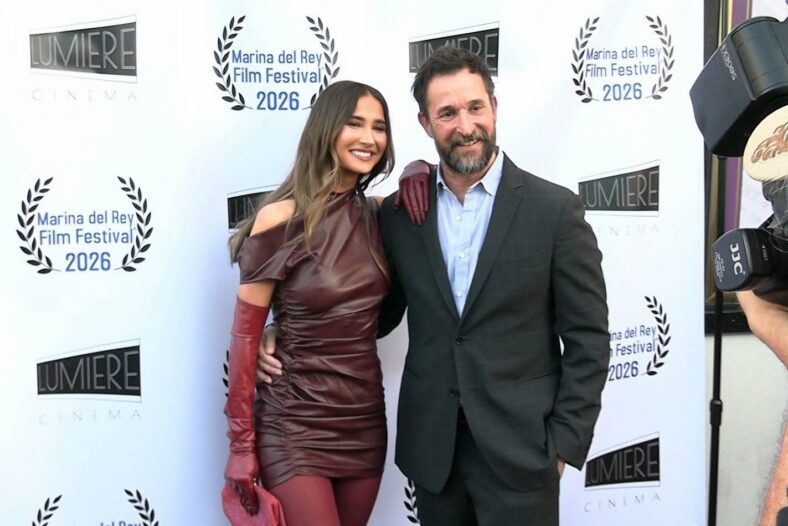 Auden e Noah Wyle posam juntos na estreia de seu novo filme, The Vanishing Tour