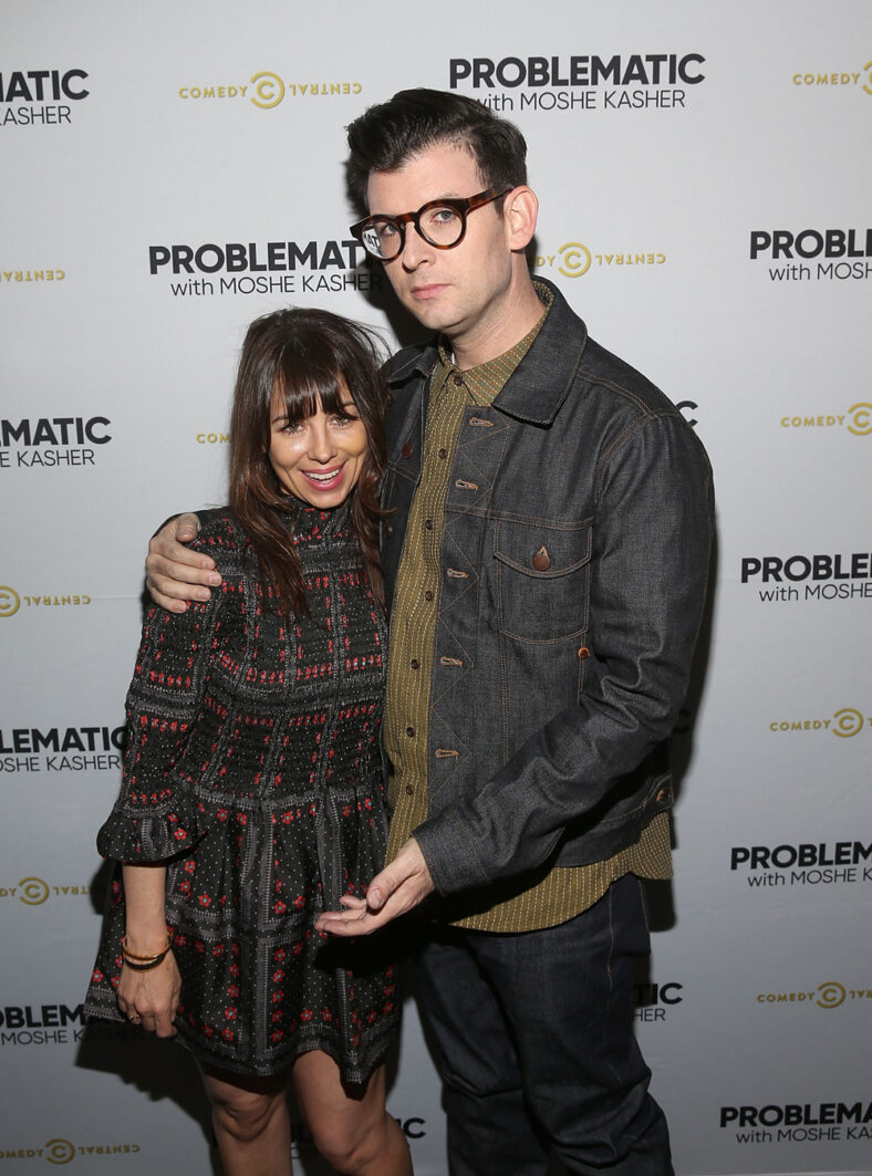Moshe Kasher posa no tapete vermelho com a esposa Natasha Leggero