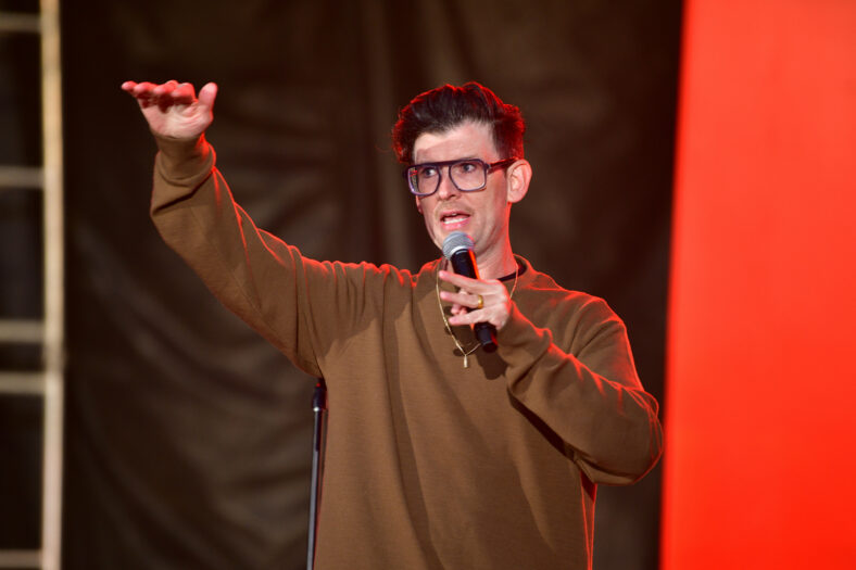Moshe Kasher realiza rotina de stand-up