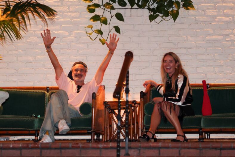Taika Waititi com Rachel Forman no Chateau Marmont em Los Angeles em 20 de junho