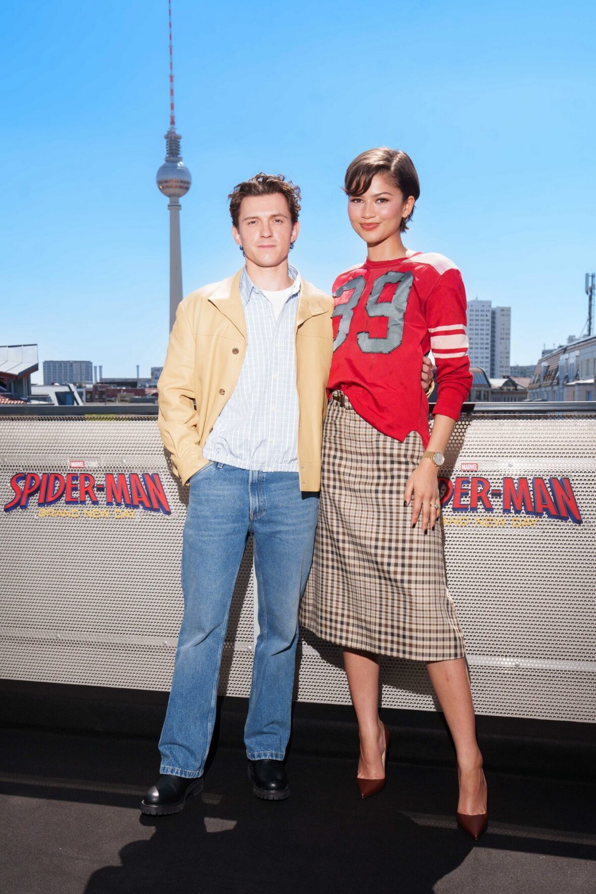 Tom Holland e Zendaya promovendo Homem-Aranha: Novo Dia em Berlim, Alemanha, em 22 de junho de 2026
