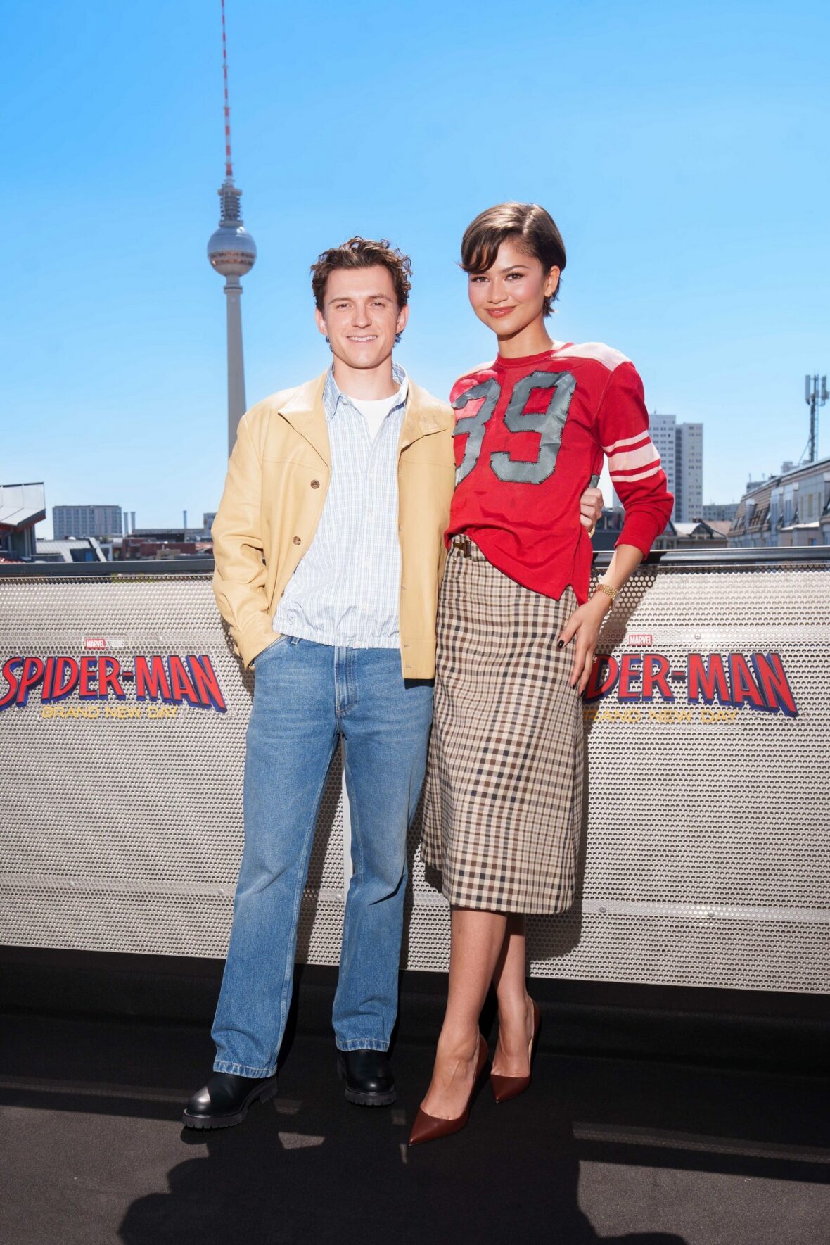 Tom Holland e Zendaya promovendo Homem-Aranha: Novo Dia em Berlim, Alemanha, em 22 de junho de 2026