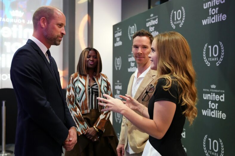 Emma Watson se misturando com o Príncipe William, Benedict Cumberbatch e June Sarpong no Fórum de Negócios da United for Wildlife da Royal Foundation em 22 de junho de 2026