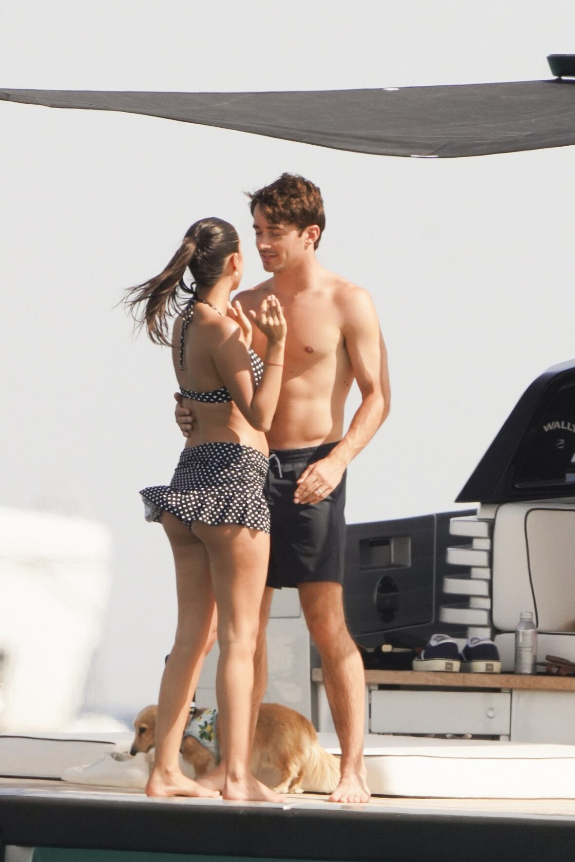 Charles Leclerc e Alexandra Saint Mleux a bordo de um barco em Saint-Tropez