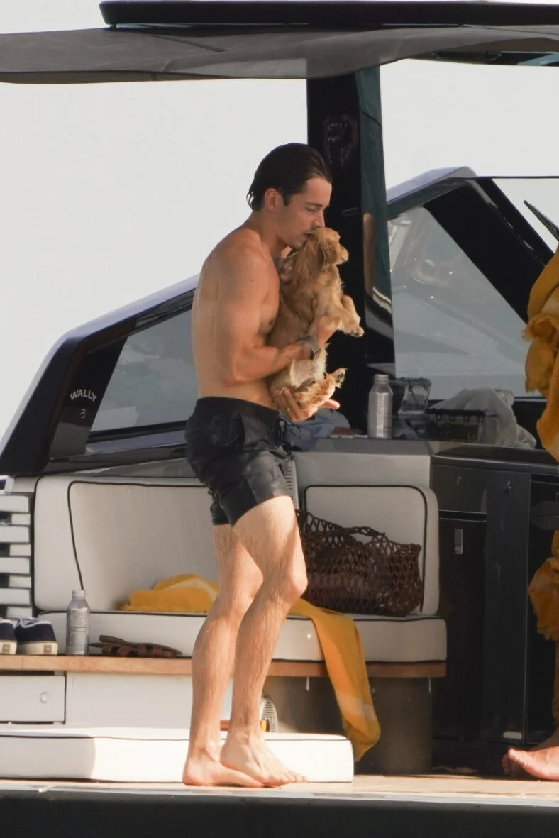 Charles Leclerc com seu cachorro Leo a bordo de um barco em Saint-Tropez