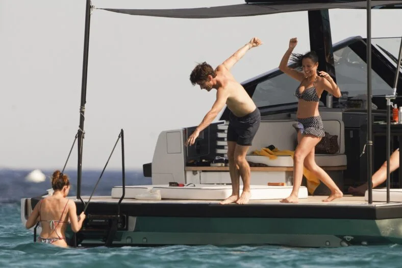 Charles Leclerc salta de barco em Saint-Tropez