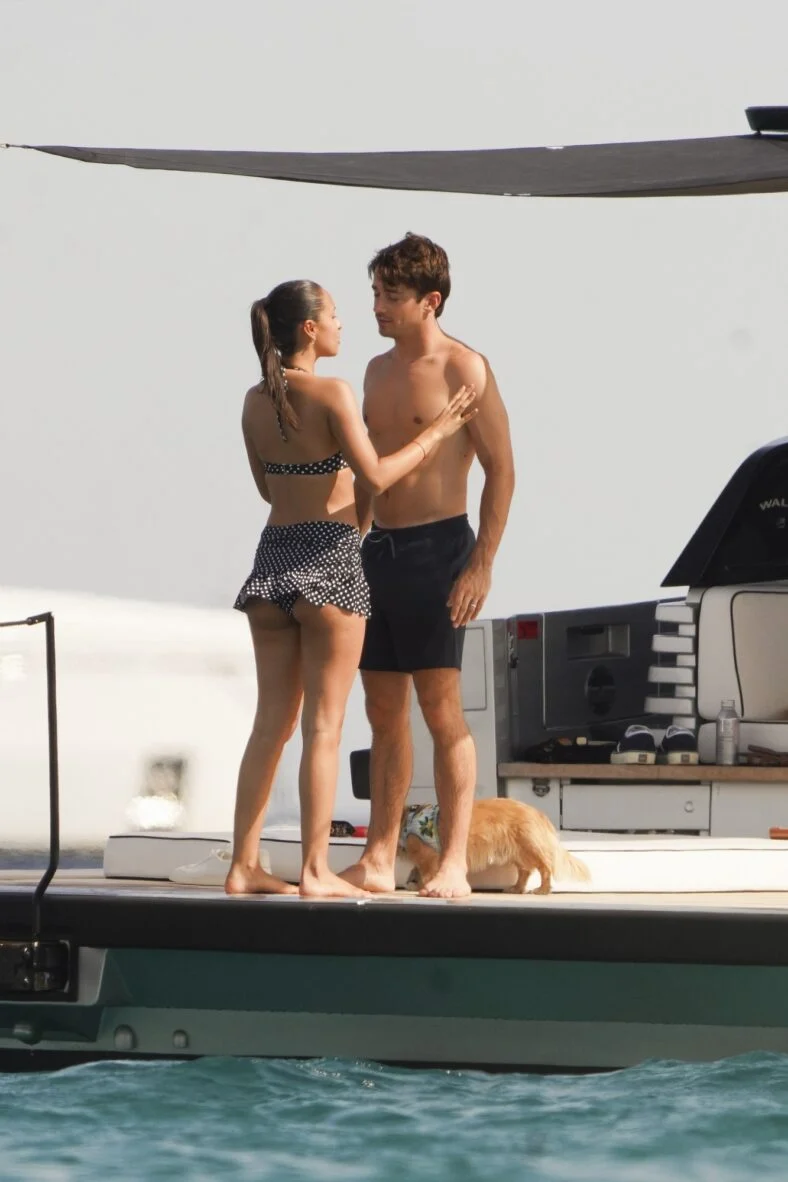 Charles Leclerc e Alexandra Saint Mleux a bordo de um barco em Saint-Tropez