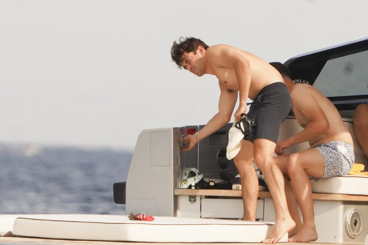 Charles Leclerc passa férias a bordo de um barco em Saint-Tropez