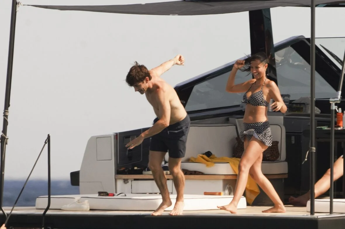 Charles Leclerc salta de barco em Saint-Tropez