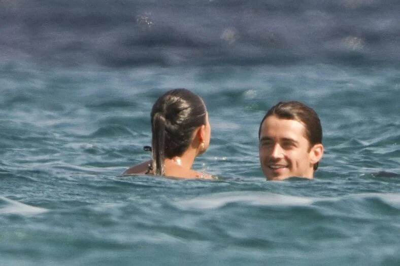 Charles Leclerc e Alexandra Saint Mleux nadam na água em Saint-Tropez